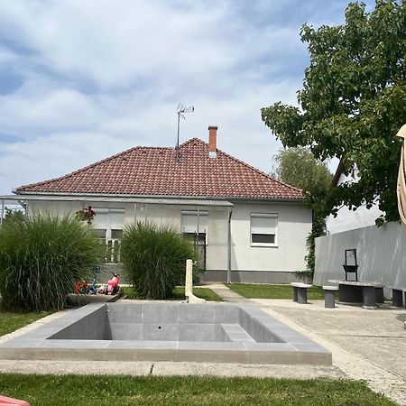 Pandora Pool Apartman Hajduszoboszlo Exterior photo