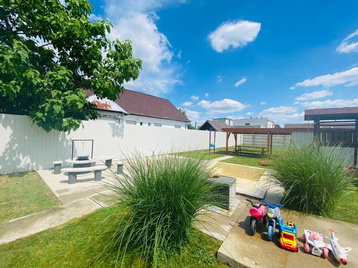 Pandora Pool Apartman Hajduszoboszlo Exterior photo